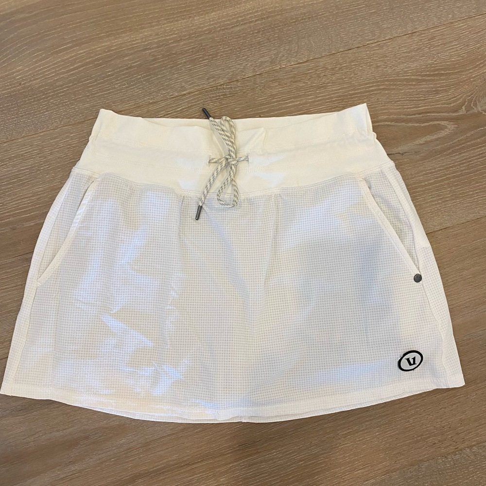 Vuori white Seebreeze tennis skirt